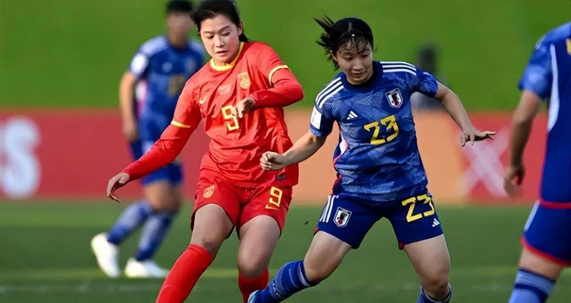 女足比赛全情投入，互不相让